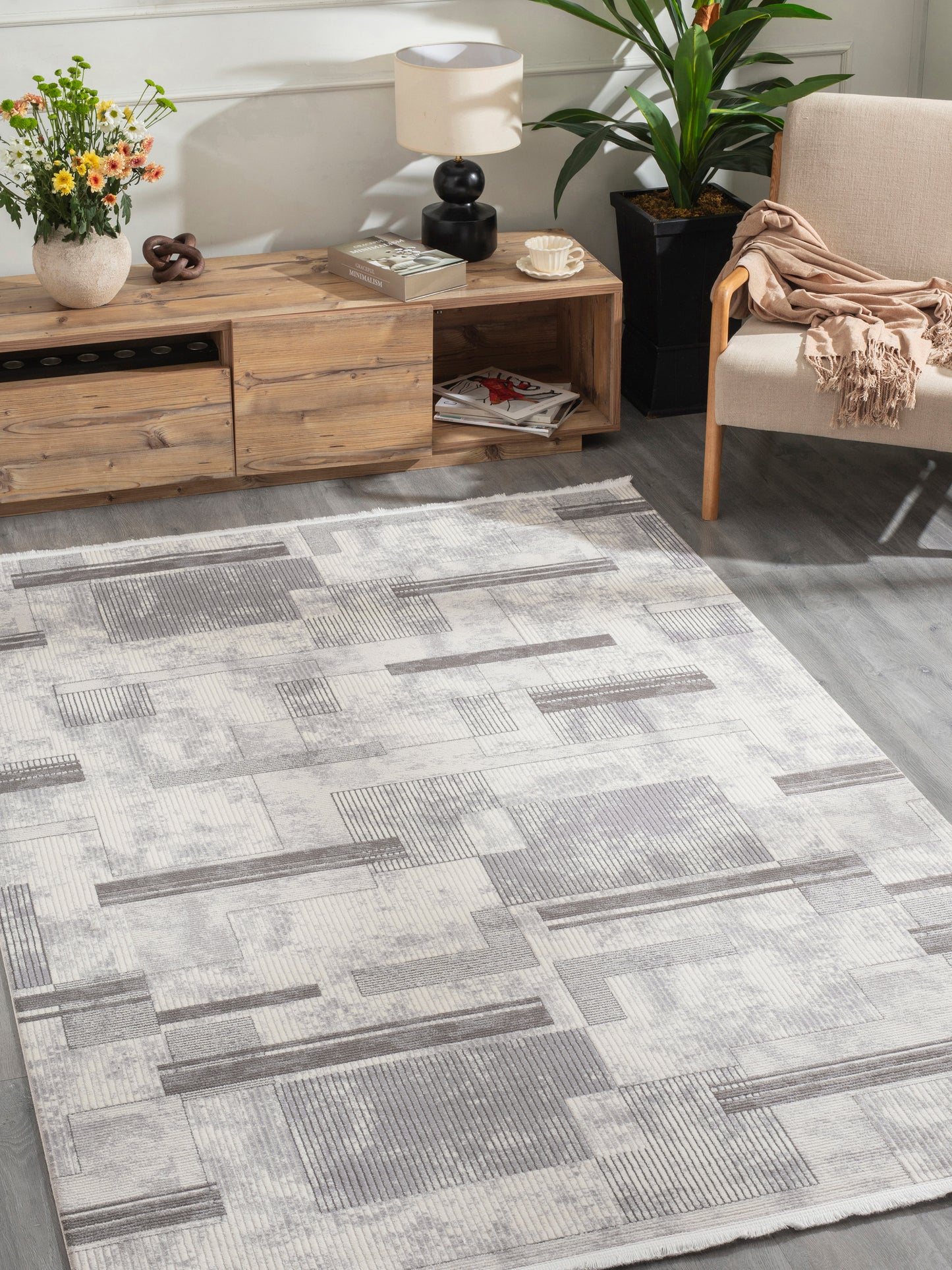 Premiere Atlas - Modern grafisk harmoni i lugna gråtoner – en matta som kombinerar struktur och stil.
