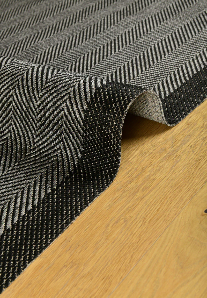 Asia Nattgrafit – Mörk Vävd Matta med Chevronmönster och Elegant Kant i Grafitgrå