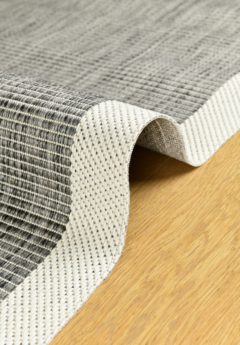 Asia Sandström – Vävd Matta i Varm Brun Ton med Elegant Ljus Kantdesign