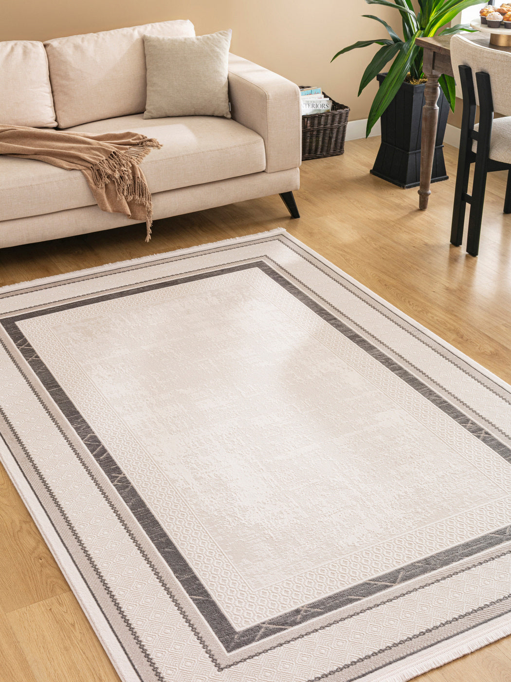 Bloom Gränsland – Ett harmoniskt samspel mellan grafitgrå kant och ljus elegans