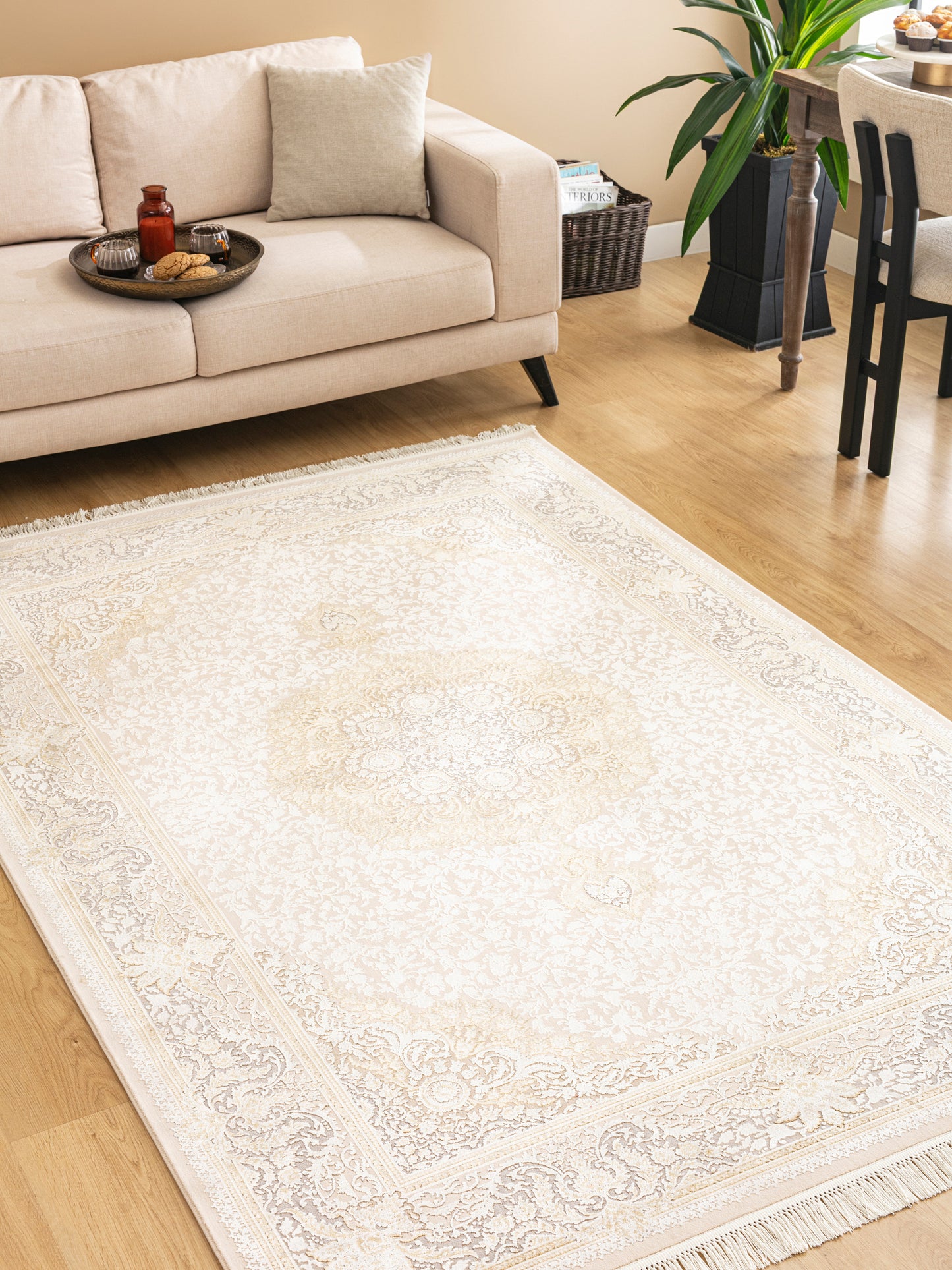 Nilüfer SilverAura – Klassisk elegans i ljusa silverskiftningar