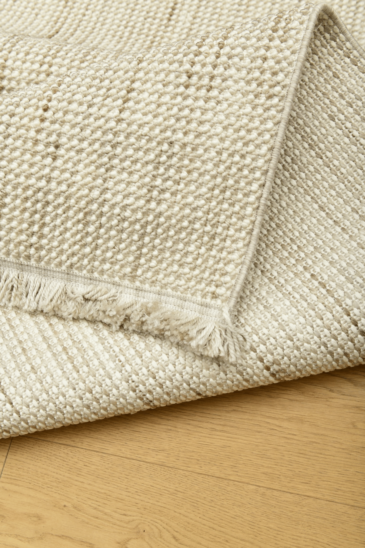 Point Flint är valet för dig som söker ett nedtonat men elegant uttryck i din inredning.