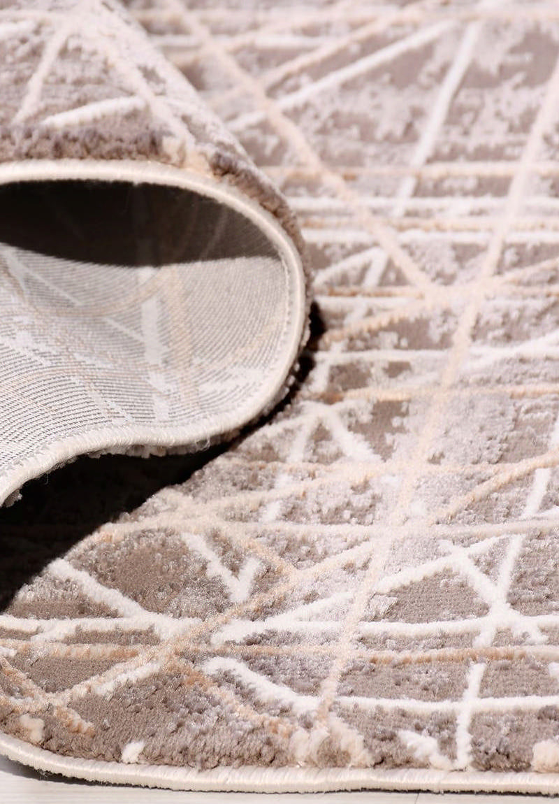 Favor Nova – Mjuk Modern Matta med Dynamiskt Linjemönster