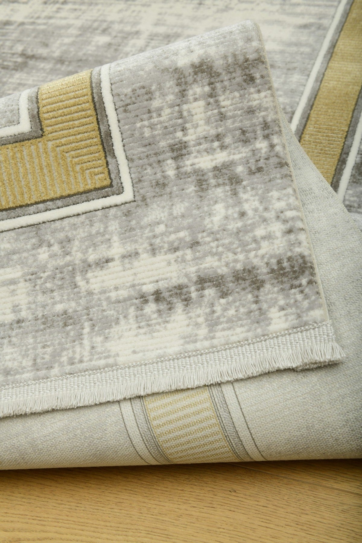 Galata LjusGuld – Modern enkelhet med gyllene inramning