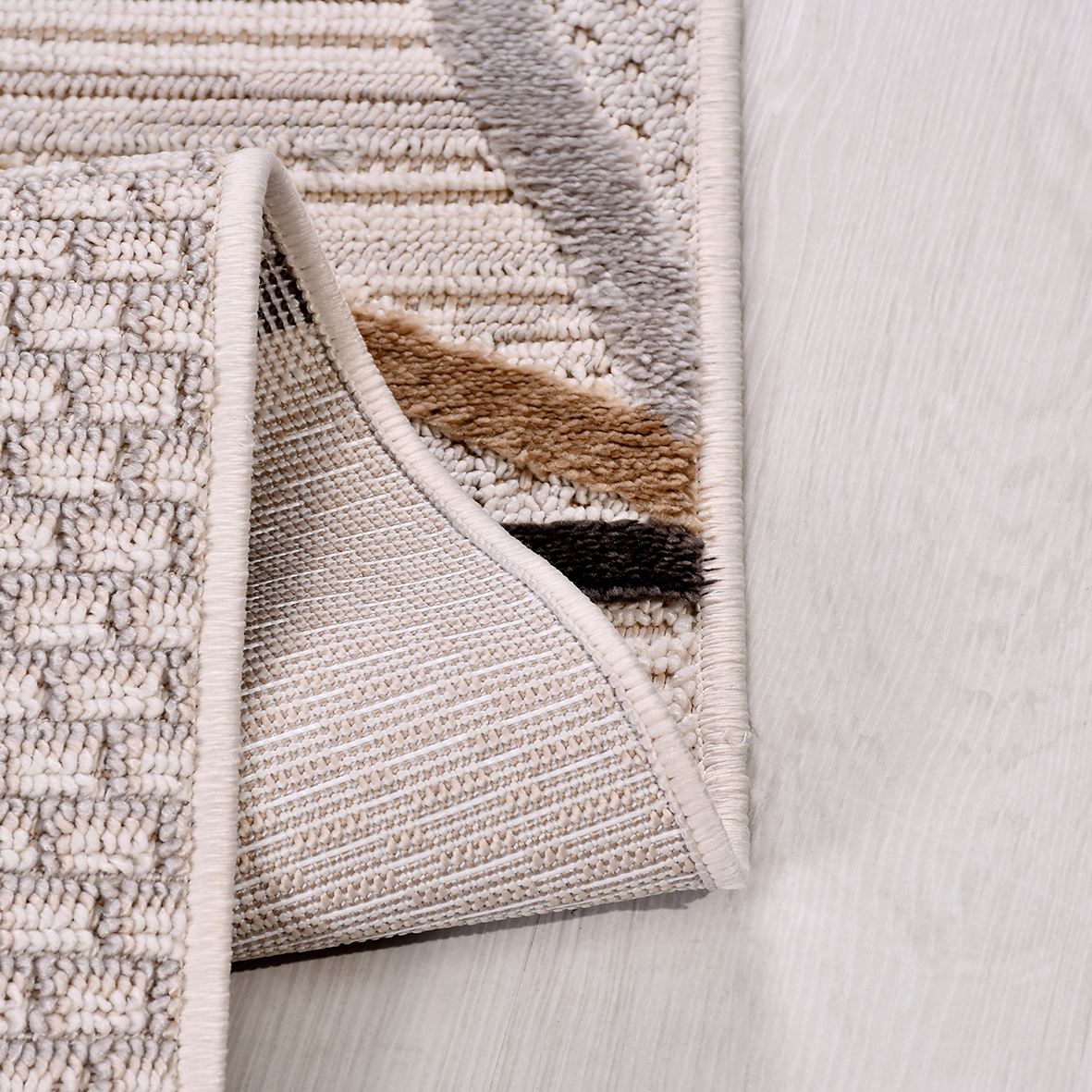 Izmir Almond – Grafisk elegans med djärva kontraster