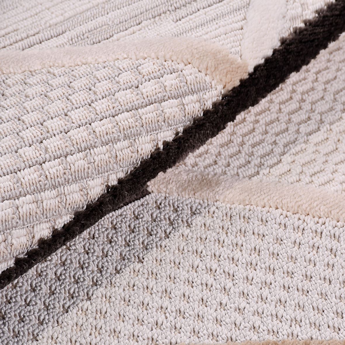 Izmir Almond – Grafisk elegans med djärva kontraster