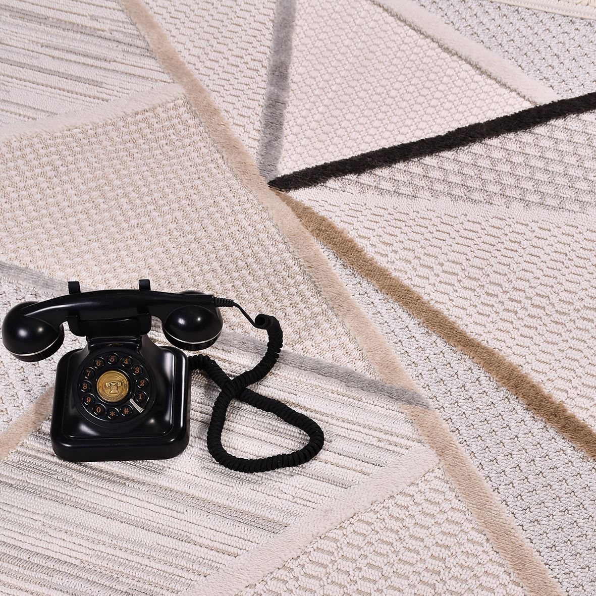 Izmir Almond – Grafisk elegans med djärva kontraster