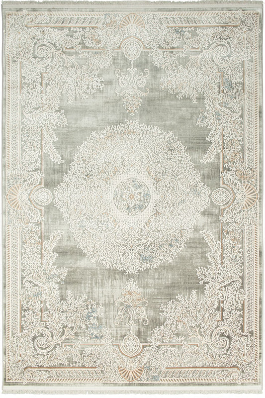 Novella Silverblom – En barockinspirerad dröm i dämpade toner