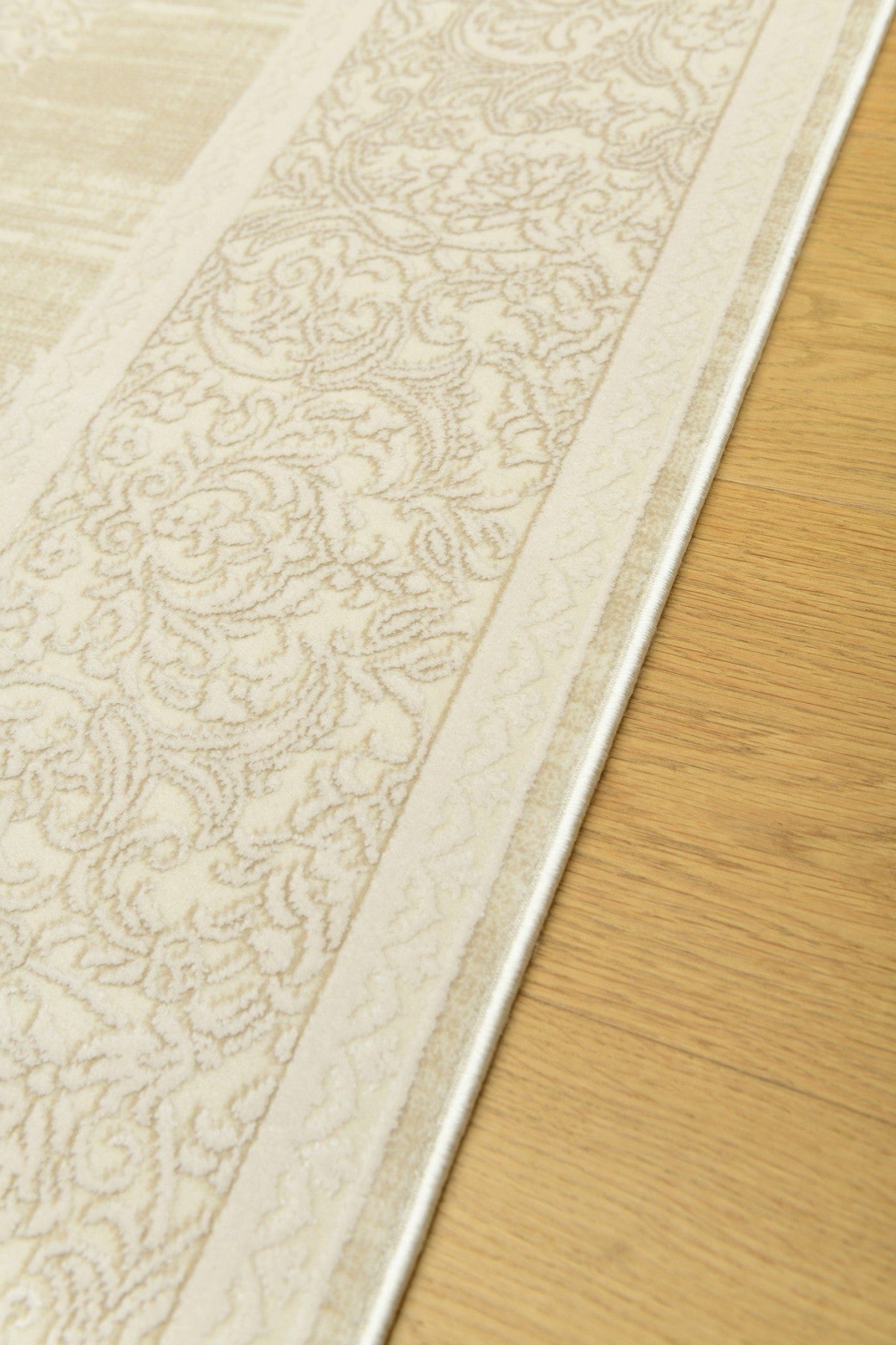 Novella Valnötsskum – Klassisk ornamentik i varm beige ton