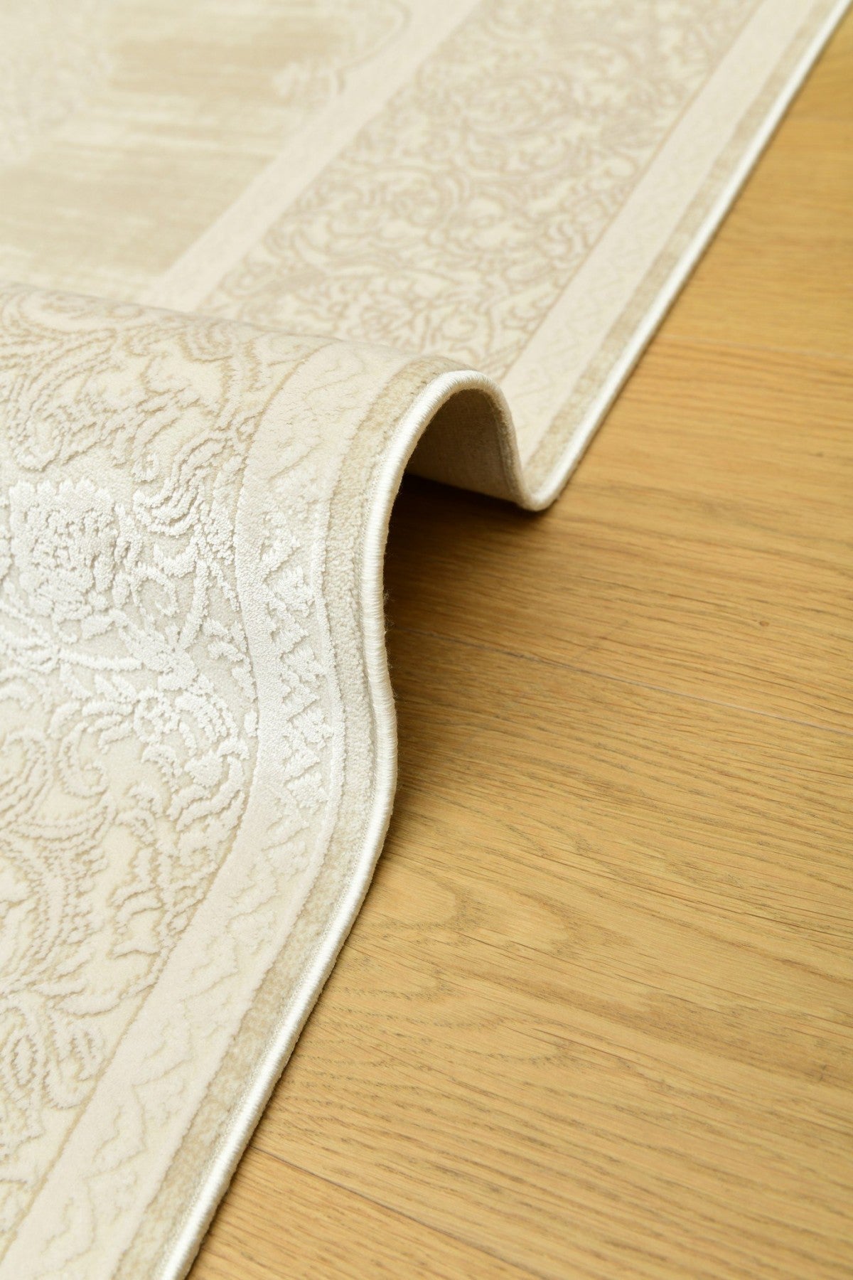 Novella Valnötsskum – Klassisk ornamentik i varm beige ton