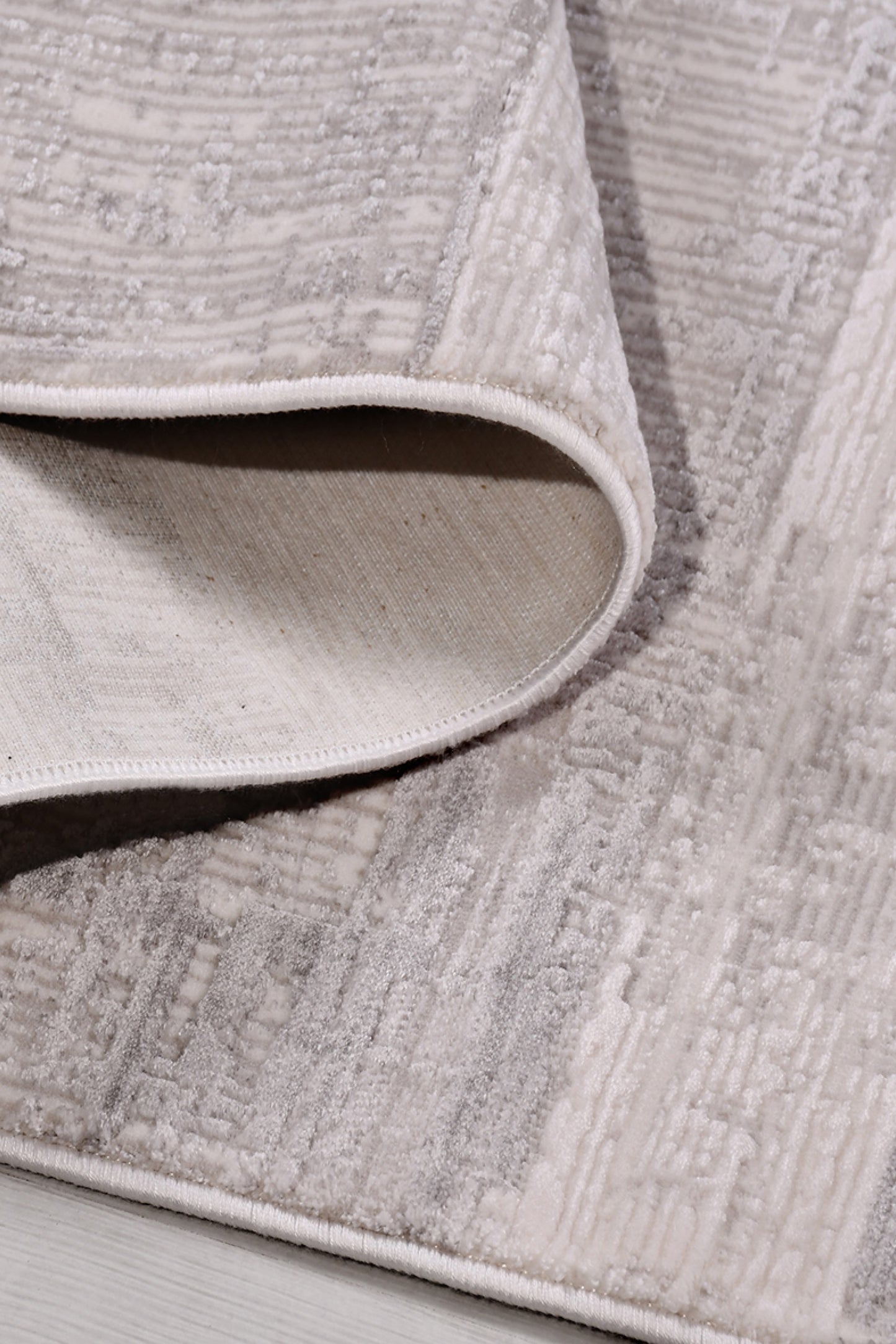 Ortaköy SkuggGrafit – Modern rytm i dämpade nyanser