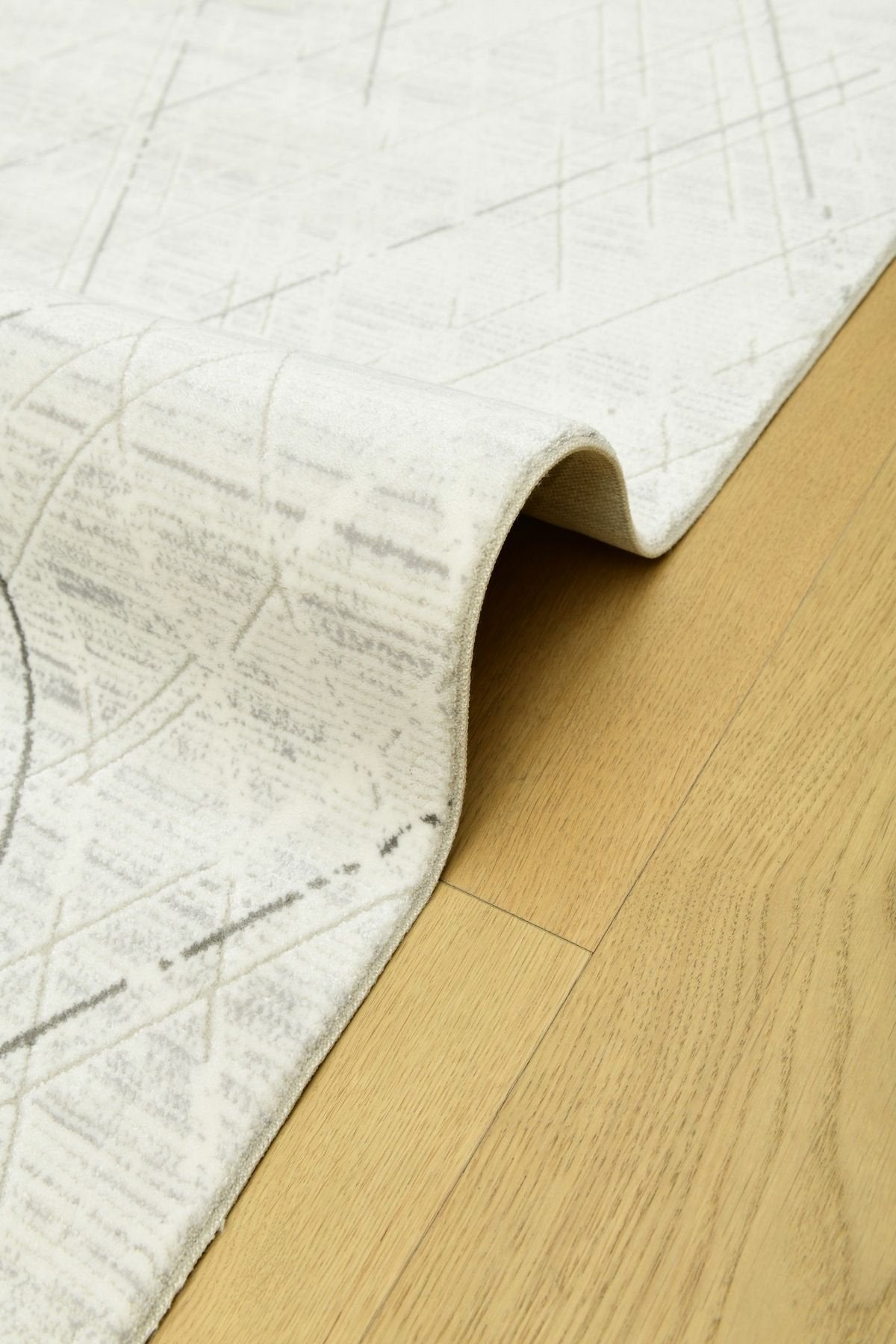 Premiere Grid – Modern Matta med Asymmetrisk Rutdesign i Elfenbensvitt och Grått