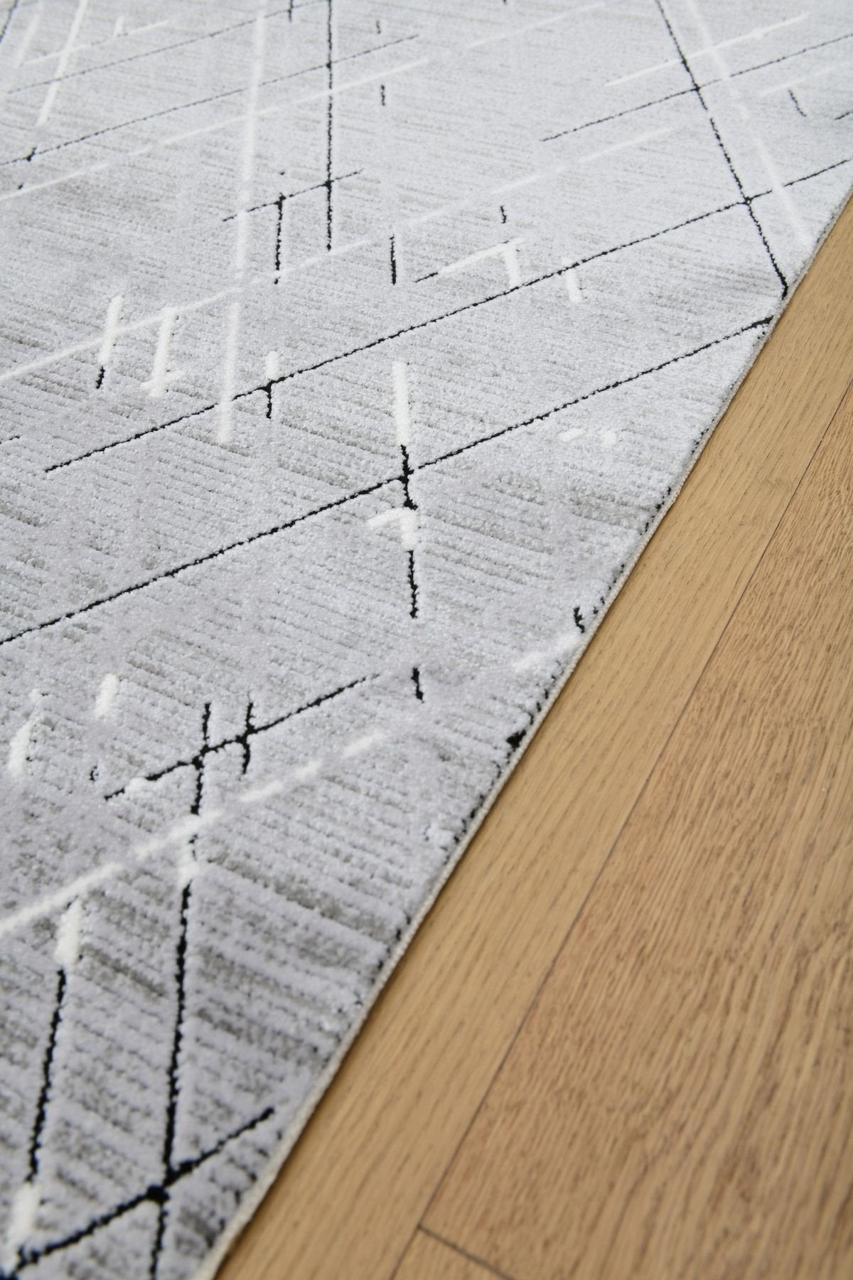 Premiere Nova - Grafisk elegans i grå toner – en modern matta som lyfter varje rum.