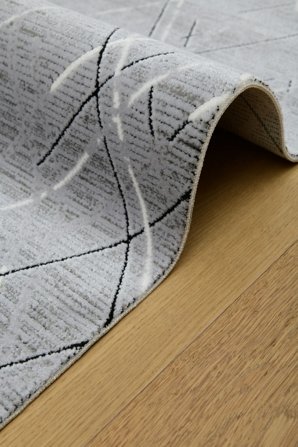 Premiere Nova - Grafisk elegans i grå toner – en modern matta som lyfter varje rum.