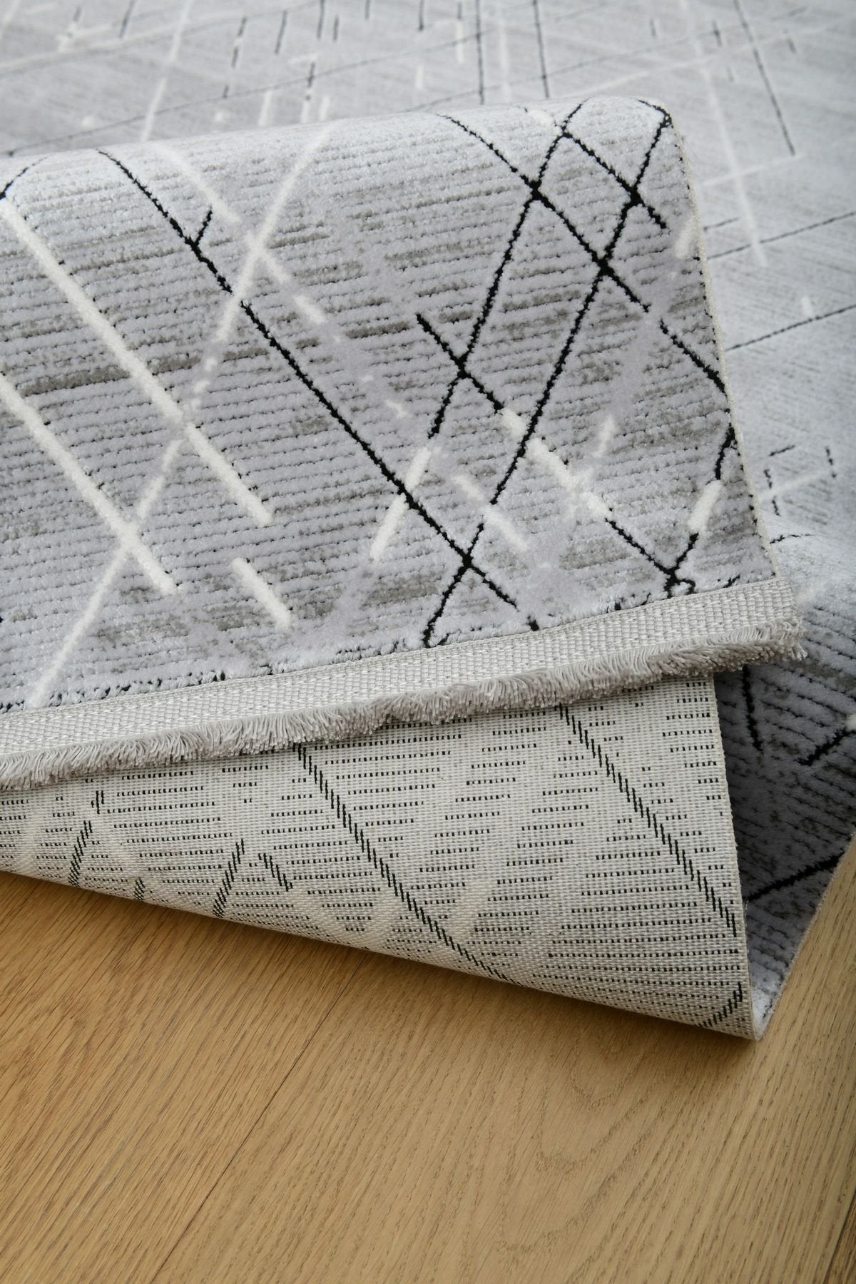 Premiere Nova - Grafisk elegans i grå toner – en modern matta som lyfter varje rum.