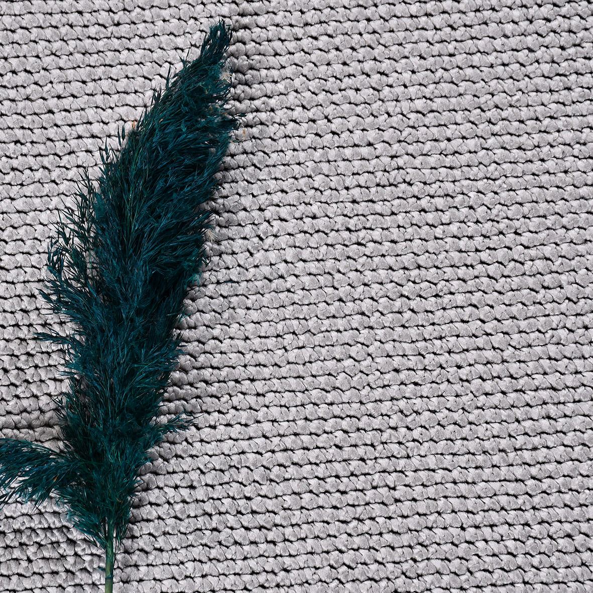 Selanik Aura – Stilren Handvävd Matta i Grå Ton med Franskant och Naturlig Känsla