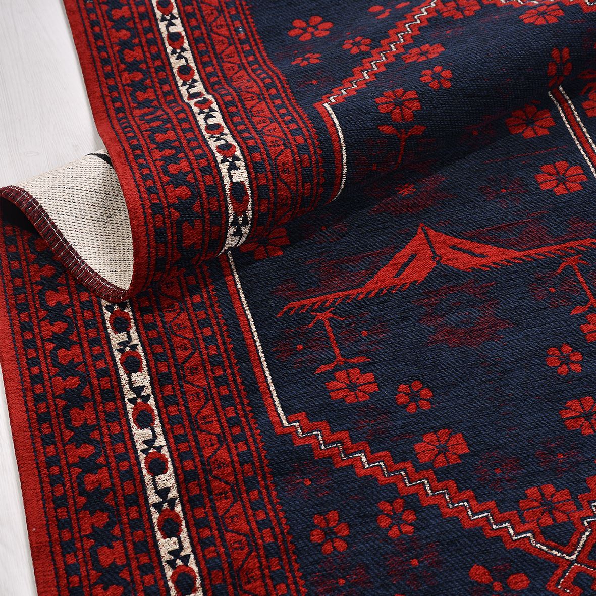 Türkmen Rubi – Tidlös Matta i Orientalisk Stil med Praktisk Design