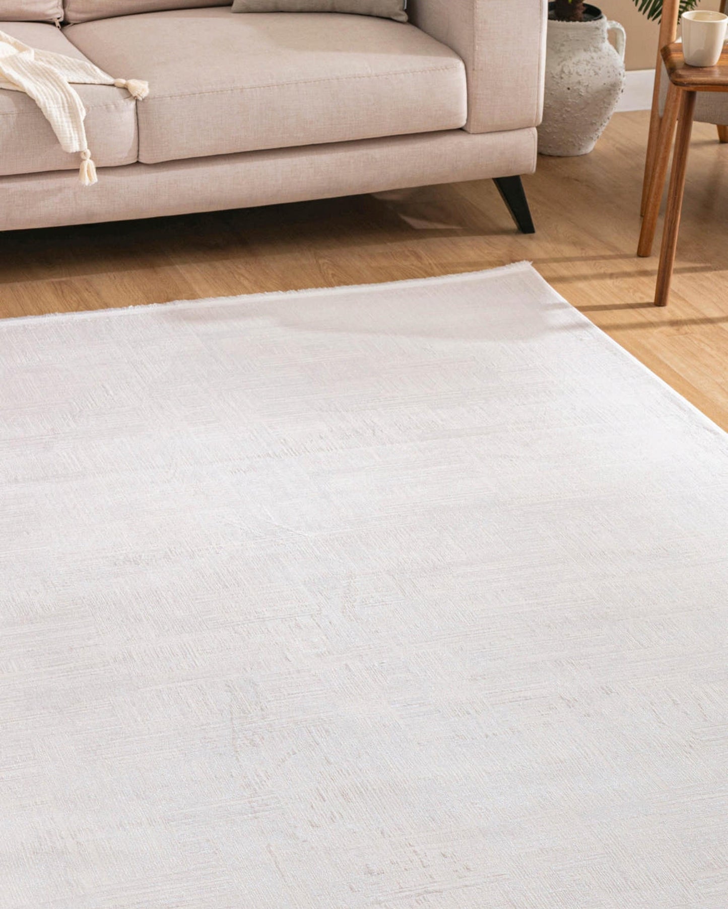 Viyana Dimvit – Ljus minimalism med subtil elegans